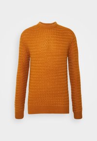 Pull tricot orange à manches longues pour hommes avec motif texturé, poignets côtelés, ourlet et encolure ronde sur fond blanc.