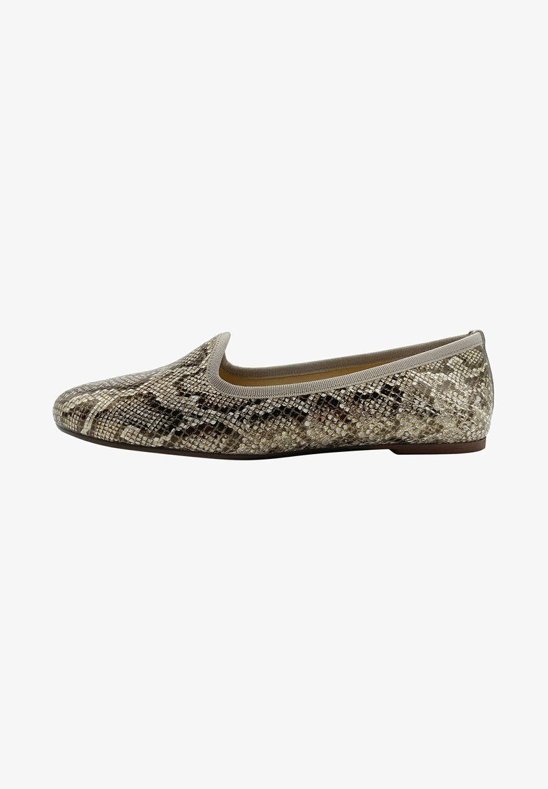 Zapato tipo slip-on con un patrón de piel de serpiente en tonos marrones y beige, con una parte superior flexible y texturizada y una suela de perfil bajo.