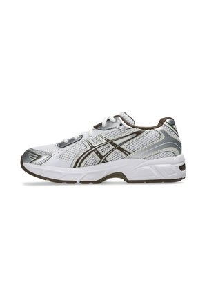 Scarpa da corsa atletica bianca e grigia con tessuto in rete, chiusura con lacci e suola ammortizzata, vista dal lato esterno.