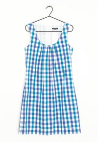 Ärmlös klänning med rundad halsringning som har ett blått och vitt rutmönster. Tillverkad av lättviktigt tyg med en rynkad detalj vid bysten.