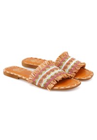 Sandales plates marron avec une sangle à franges. La sangle présente des motifs tissés en rose, orange et accents métalliques sur une base beige.
