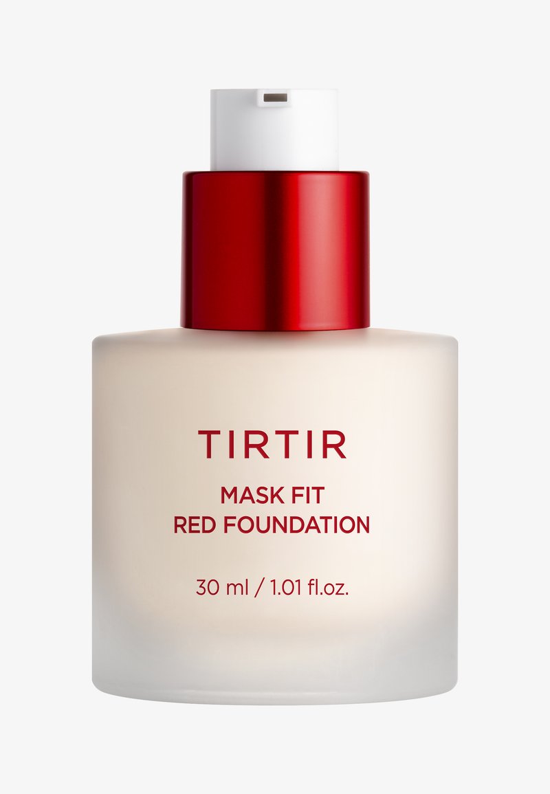 Podkład TIRTIR Mask Fit w czerwonym odcieniu w mrożonej szklanej butelce. Posiada czerwoną metaliczną zakrętkę i białą pompkę, oznaczoną szczegółami produktu w czerwonym tekście.