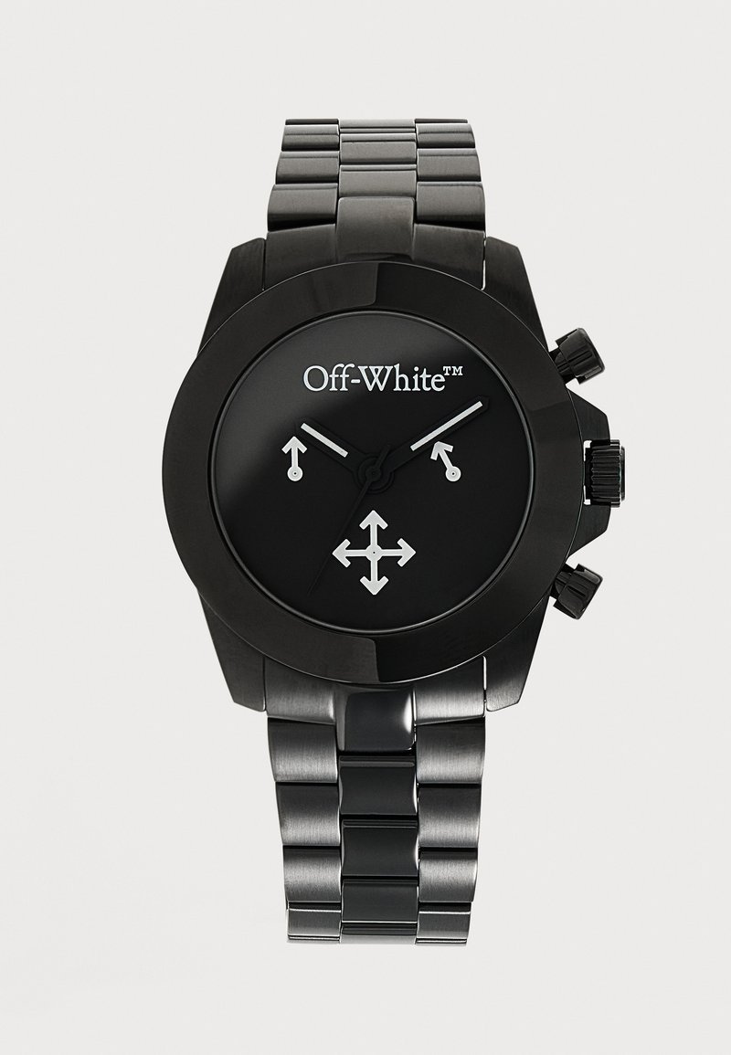 Montre-bracelet en métal noir Off-White avec un cadran rond, des aiguilles argentées en forme de flèche et un bracelet à maillons métalliques.