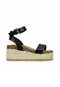 Sandalia de cuña de cuero negro con tira en el tobillo, plantilla de corcho y plataforma envuelta en yute. Cuenta con una hebilla para un ajuste ajustable.