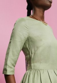 ESPRIT Vestito Midi Donna – Stampa Floreale, Scollo A Portafoglio, Cintura In Vita E Orlo A Balza, Tessuto Fresco Con Effetto Stropicciato