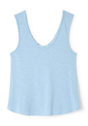 Svetlo modra oprijeta majica brez rokavov iz mehke tkanine, z okroglim izrezom in rahlo razširjenim, robom z neobdelanimi robovi.