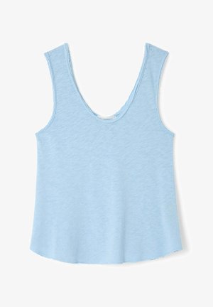 Svetlo modra oprijeta majica brez rokavov iz mehke tkanine, z okroglim izrezom in rahlo razširjenim, robom z neobdelanimi robovi.