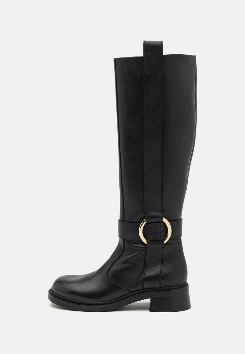 Schwarze Lederstiefel bis zur Kniehöhe mit einem runden goldenen Akzent am Riemen, einem gestapelten Absatz und einer glatten Oberfläche mit elegantem Design.