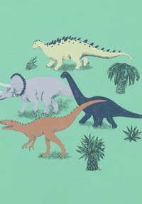Bunte Illustration von vier Dinosauriern auf einem mintgrünen Hintergrund: gelber Stegosaurus, lila Triceratops, schwarzer Brontosaurus und oranger Velociraptor, umgeben von Palmen.