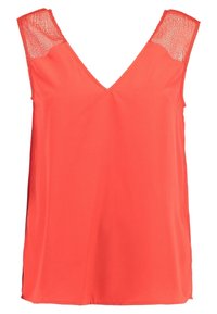 Koralfarvet ærmeløs top med V-udskæring, der har spidse blonder i skulderpartiet og en glat stofstruktur.