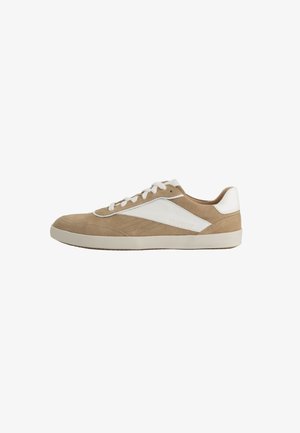 Laag uitgesneden beige suède sneaker met witte leren zijpaneel, witte veters en beige rubberen zool, gezien vanaf de buitenkant.