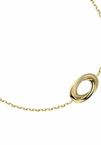 Collier en or avec un pendentif ovale présentant une surface texturée et un anneau intérieur lisse. La chaîne a un design de maillons entrelacés.