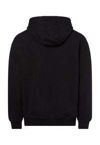 Sudadera negra con una textura suave, que presenta una capucha grande, puños acanalados y un ajuste holgado. Sin logotipos ni patrones visibles en la parte posterior.