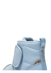 Bota de cuero azul claro con forma redondeada, correa de velcro y acentos texturizados. Presenta una pestaña de talón acanalada con el nombre de la marca.