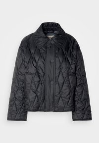 Zwarte gewatteerde jas van glanzend nylon. Kenmerkt zich door een grote kraag, een diamantpatroon in de stiksels en drie knopen aan de voorkant. De mouwen zijn iets wijder.