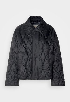 Veste matelassée noire en nylon brillant. Dotée d'un grand col, d'une couture en motif losange et de trois boutons sur le devant. Les manches sont légèrement plus larges.