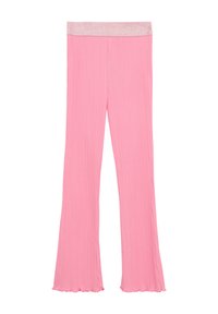 Roze flared broeken met een geribde textuur en een glanzende, metallic tailleband. De onderranden hebben een golvende zoom.