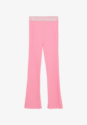 Różowe rozszerzane spodnie o strukturze żebrowanej i błyszczącym, metalicznym pasie. Dolne krawędzie mają falowany brzeg.