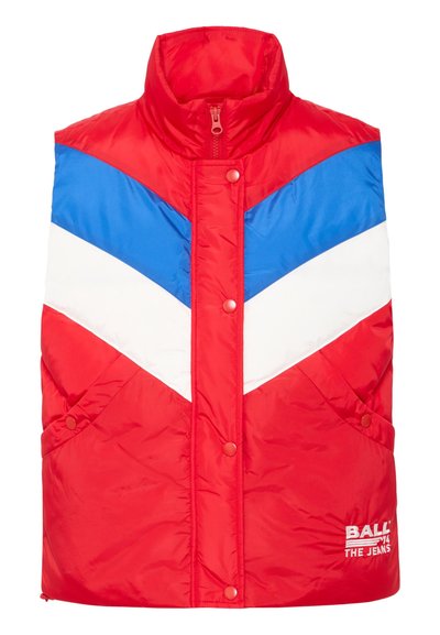 Červená puffa vesta s modro-bielym chevronovým vzorom, vysokým golierom, zipsom a patentkami. Vesta má bočné vrecká a detail s logom.