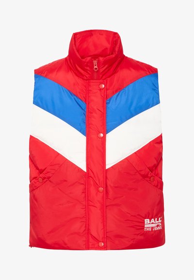 Červená puffa vesta s modro-bielym chevronovým vzorom, vysokým golierom, zipsom a patentkami. Vesta má bočné vrecká a detail s logom.