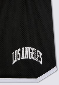 Maglia sportiva nera in rete con la scritta bianca "LOS ANGELES" in fondo, dal design arrotondato e dettagli in bianco.