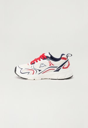 Weißer Sportschuh mit roten Schnürsenkeln, marineblauen und roten Akzenten, Mesh-Gewebe, Logo an der Seite und dicker weißer Sohle mit schwarzen Profilakzenten.