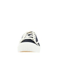 Sneaker in tela blu con lacci bianchi, suola in gomma bianca e texture a righe. Presenta una striscia di accento sul lato.