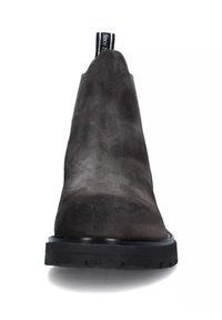 Stivaletto a caviglia in suede grigio con un design elegante, punta rotonda e suola in gomma nera. Presenta una linguetta sul retro con un accento a strisce.