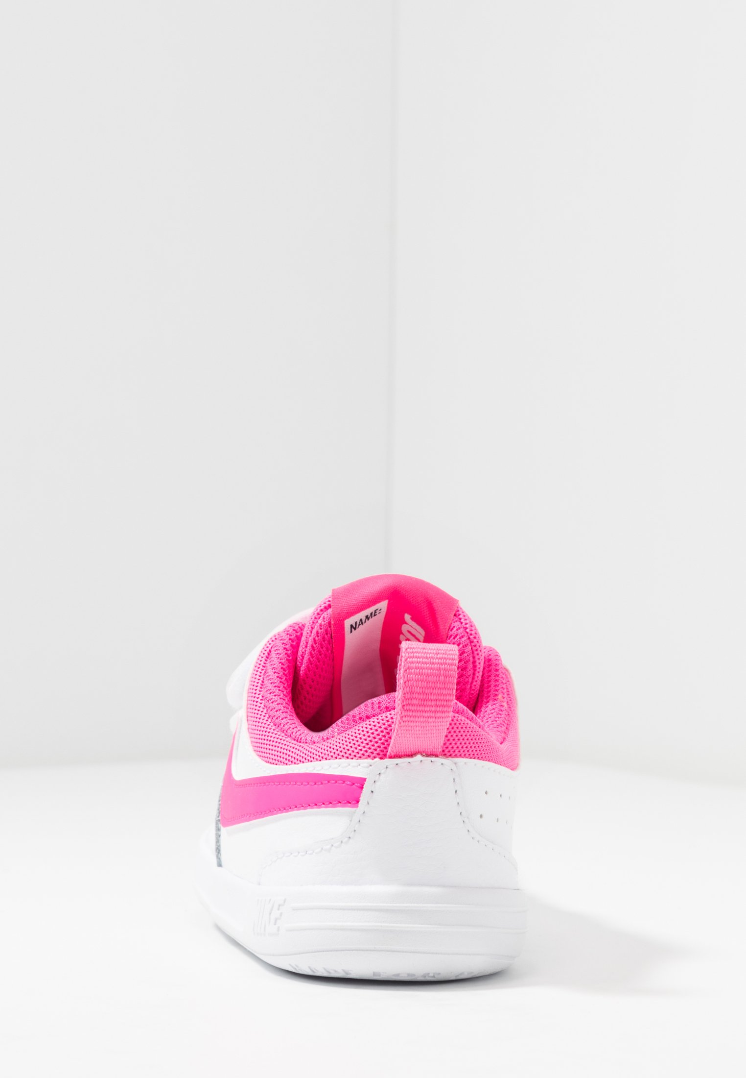 Nike Performance PICO 5 UNISEX - Sportschoenen - white/pink blast/wit -  Zalando.nl