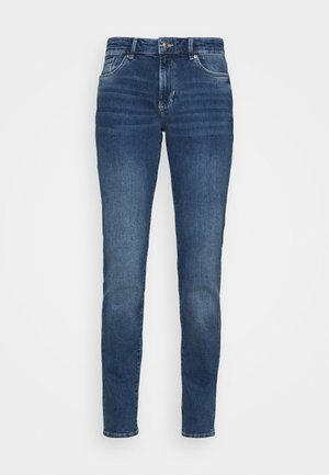 Jeans in denim blu scuro con un design aderente, cinque tasche, leggera sbiaditura sul davanti e hardware in metallo sulla cintura e sulle tasche.