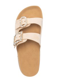 Ljusbeige slidesandaler med två breda remmar som har fyrkantiga, smyckade spännen. Mjukt material likt mocka och en brun fotbädd.
