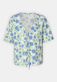 Kortermet bluse med dyp V-hals, hvitt stoff dekorert med blå blomster og grønne blader, med detaljer i front som knyting.