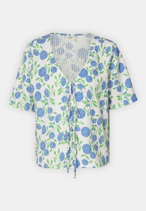 Μπλούζα κοντομάνικη με βαθύ V ντεκολτέ, λευκό ύφασμα διακοσμημένο με μπλε λουλούδια και πράσινα φύλλα, με μπροστινή λεπτομέρεια δέσπο.