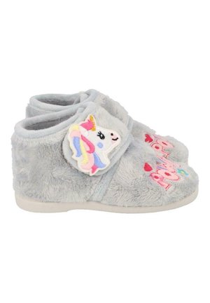 Zapatillas de casa grises y esponjosas con un parche de unicornio y coloridos detalles bordados. Cuentan con una correa de tipo velcro para facilitar su uso. Suela plana.
