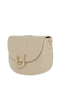 Beżowa skórzana torebka na ramię z klapką, złotymi metalowymi dodatkami i akcentem w kształcie litery U. Gładka faktura i zaokrąglone krawędzie.