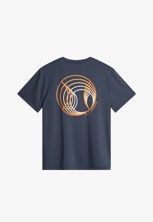 Mörkblå t-shirt med kort ärm tillverkad av slätt tyg, med en abstrakt cirkulär grafik i orange och vitt på baksidan.