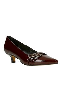 Weinrote Pumps aus Lackleder mit niedrigem Absatz, spitz zulaufender Zehenpartie und drei dekorativen Riemen mit silbernen Schnallen an der Vorderseite.