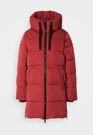 Doudoune rouge avec un col haut, dotée d'une fermeture éclair noire, d'une capuche avec cordon de serrage et de poches latérales, fabriquée à partir d'un matériau lisse et rembourré.