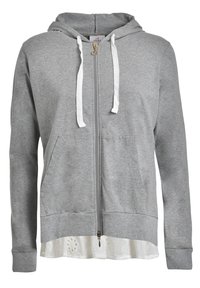 Grå zip-up hoodie med vita dragsnören, med två framfickor, ribbade manschetter och en lager-på-lager vit tröja med broderade detaljer.