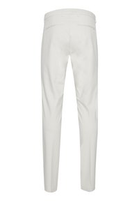 Bijele pamučne hlače slim fit dizajna, sa dva stražnja džepa i glatkom teksturom. Iščupani rubovi i minimalni detalji šivanja.