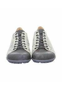 Graue und schwarze Lederschuhe mit glatter Oberfläche, ausgestattet mit Schnürsenkeln, abgerundetem Zehenbereich und strukturierter Gummisohle.