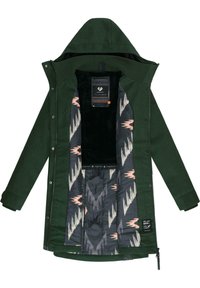 Groene buitenjas met een capuchon, met een geblokte zwarte en roze binnenkant. Inclusief drukknopen en ritssluitingen. Zachte textuur.