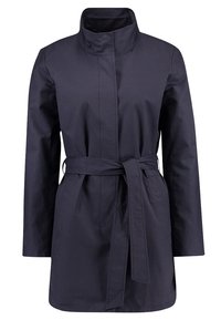 Trench coat blu navy con cintura, colletto alto, maniche lunghe e due tasche frontali. Realizzato in tessuto liscio e resistente con una vestibilità sartoriale.