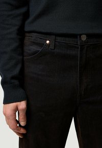 Wrangler WRANCHER - Bootcut piegriezuma džinsi - mole_flocked