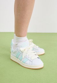 Selecionado, crystal white/core white/halo mint