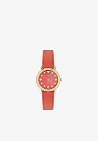 Reloj de pulsera con correa de cuero rojo, caja de oro, marcadores de horas de cristal y agujas doradas que muestran las 9:08, de la marca Furla.