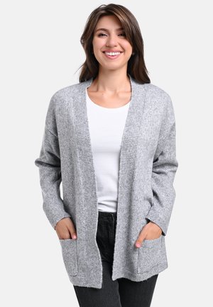 Grauer gestrickter Cardigan mit offenem Vorderteil, langen Ärmeln und zwei vorderen Taschen. Weicher Stoff mit dezentem Rippenmuster an den Kanten.