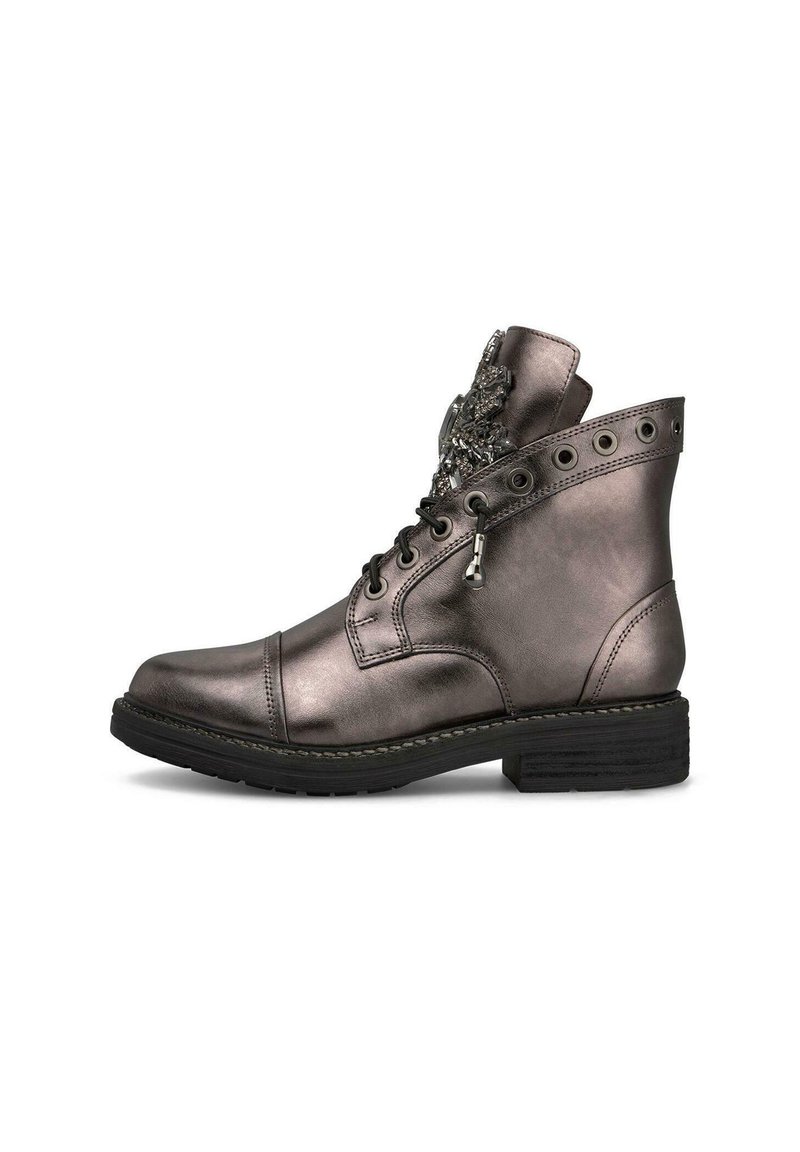 Botas tobilleras de bronce metálico con punta redondeada, cordones en la parte delantera, detalles con tachuelas y un upper de cuero texturizado. Tacón cuadrado para mayor estabilidad.