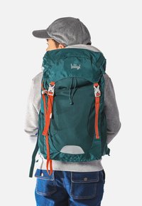 Tyrkysový batoh s oranžovými popruhy, se strukturovanou tkaninou, nastavitelnými přezkami a stažovacím vrchem. Na horním klopě je viditelné logo.
