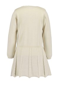 Strickpullover in Creme, mit schwingendem Saum und Zopfmuster am Rock. Lange Ärmel und ein strukturiertes, rundes Halsband.